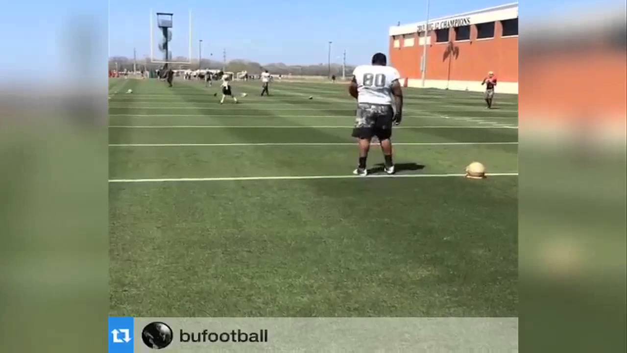 LaQuan McGowan makes one-handed catches look easy